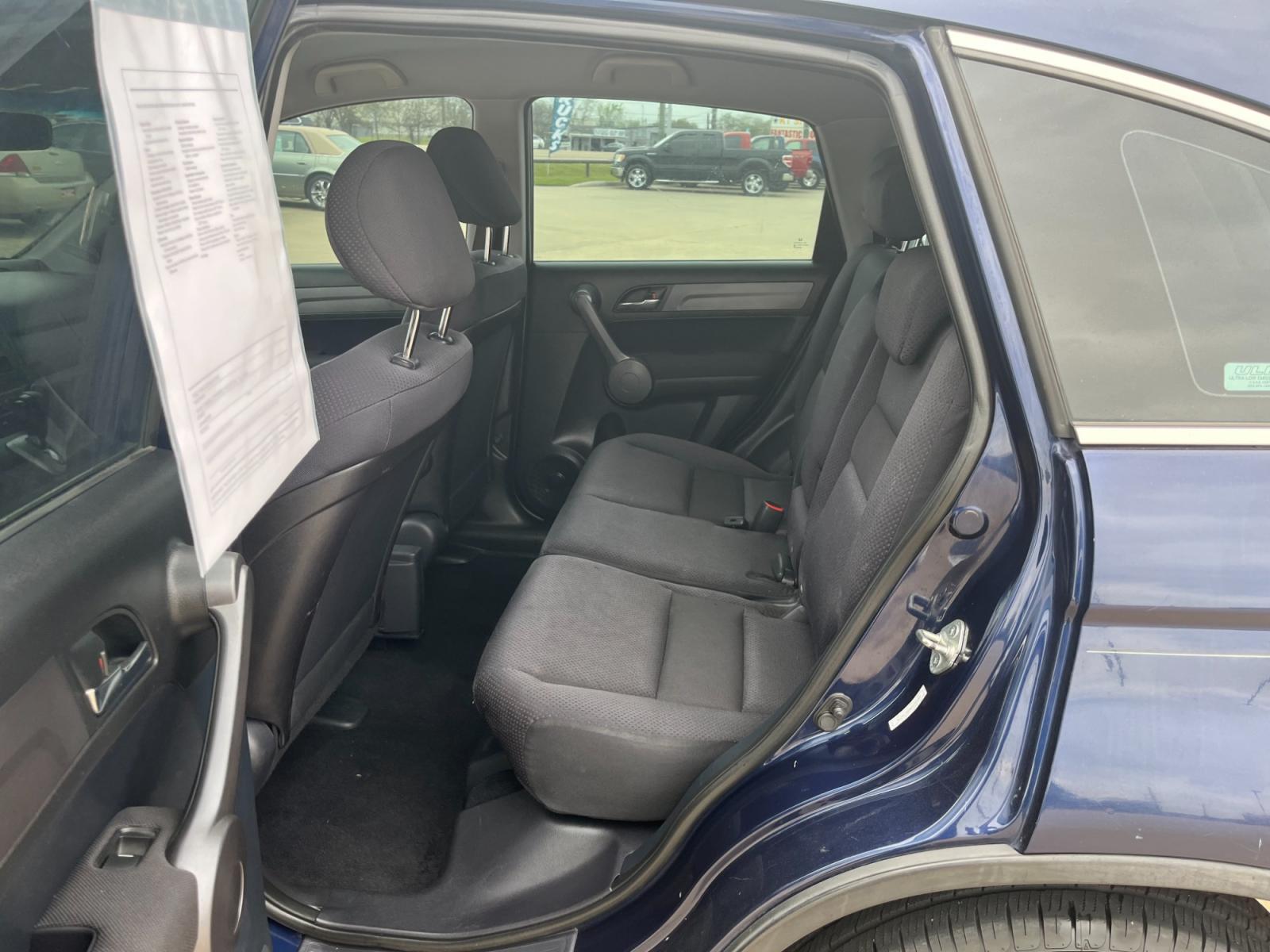 2008 blue /black Honda CR-V LX 2WD AT (3CZRE38348G) with an 2.4L L4 DOHC 16V engine, 5-Speed Automatic Overdrive transmission, located at 14700 Tomball Parkway 249, Houston, TX, 77086, (281) 444-2200, 29.928619, -95.504074 - Photo #9